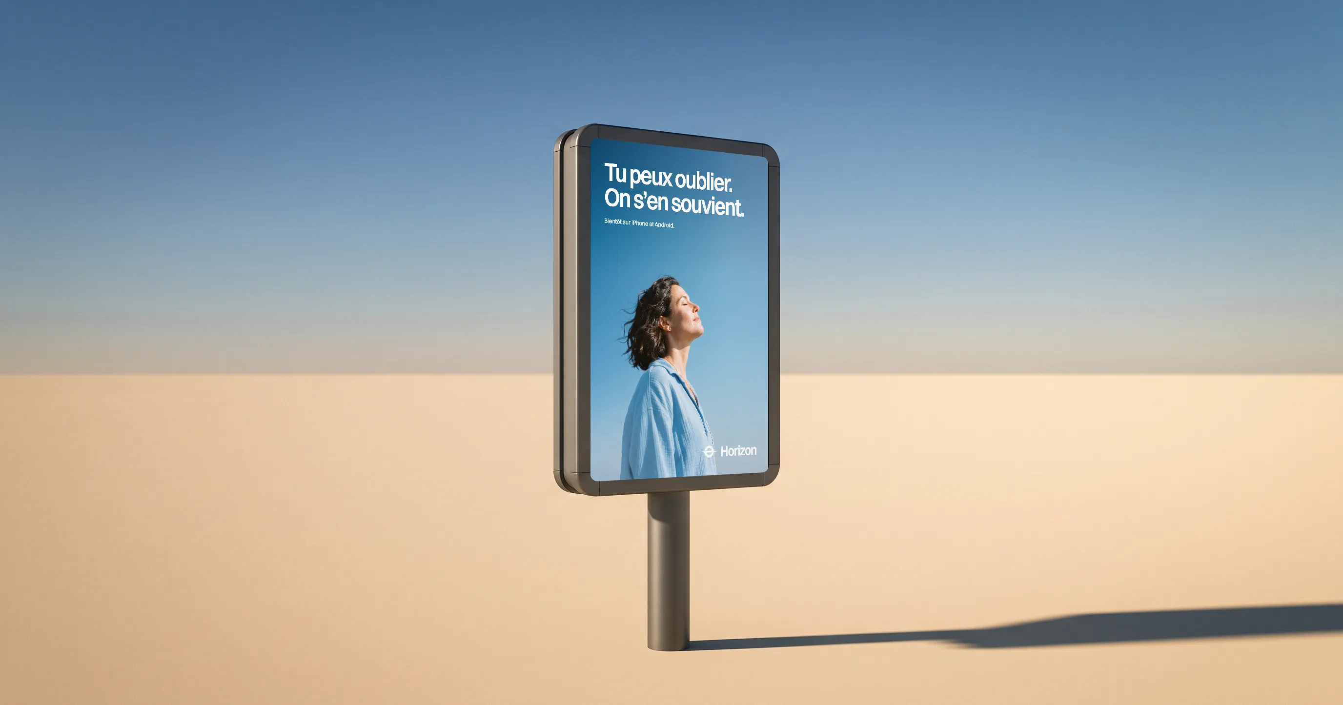L'affiche de lancement d'Horizon, « Tu peux oublier. On s'en souvient. », sur un panneau seul sur une ligne d'horizon