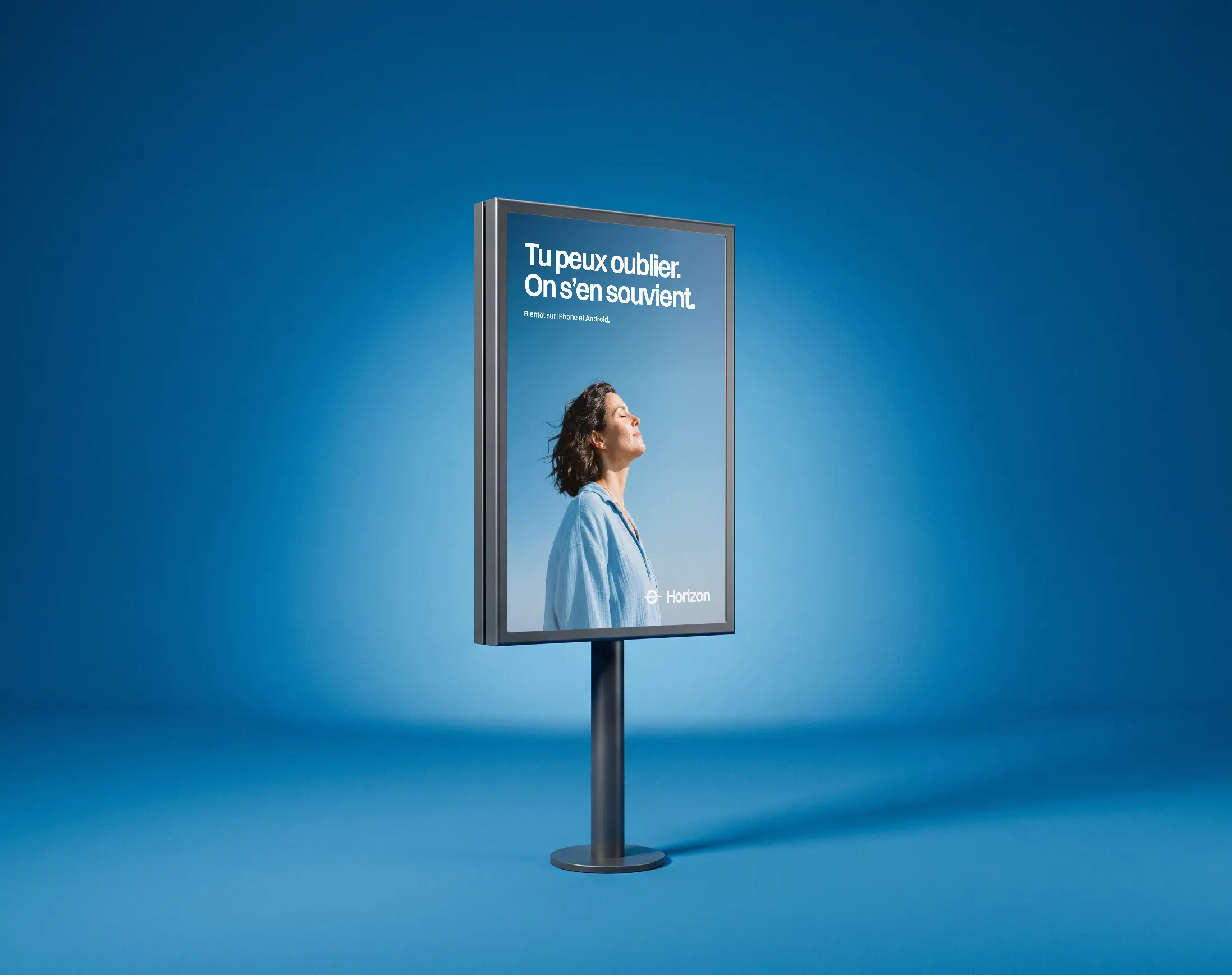 L'affiche de lancement sur un panneau, dans un décor bleu